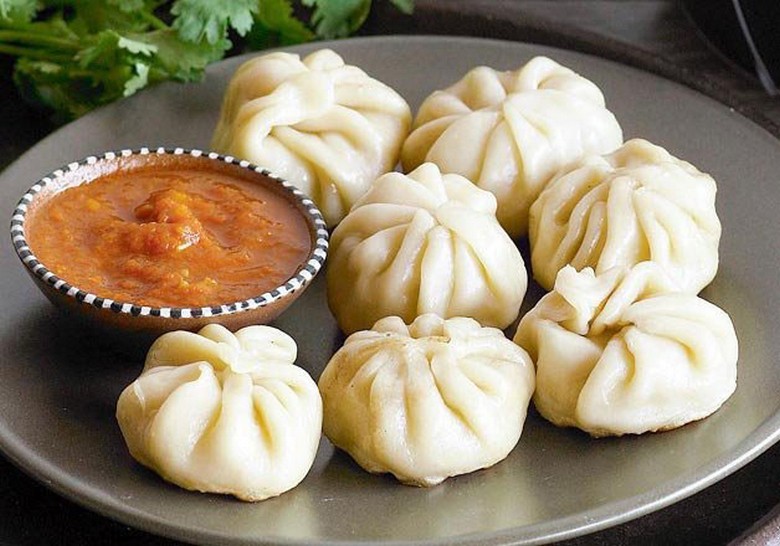 Đĩa bánh momo Tây Tạng hấp nóng với nếp gấp đặc trưng
