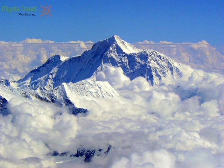 Đỉnh Everest nhìn từ Trại nền Everest trong trời thu trong xanh