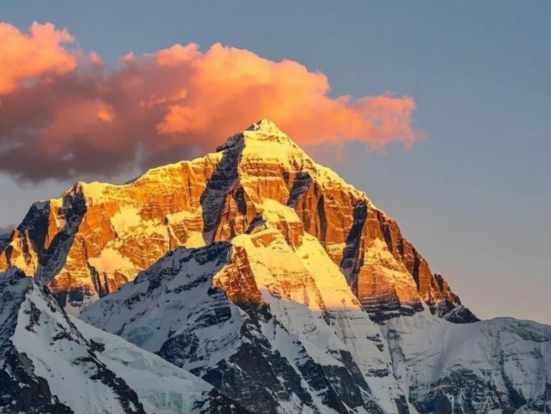 Đỉnh Everest nhuộm vàng hồng lúc bình minh nhìn từ trại nền