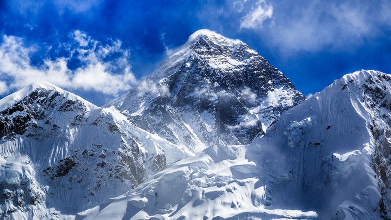 Đỉnh Everest phủ tuyết nhìn từ phía Tây Tạng