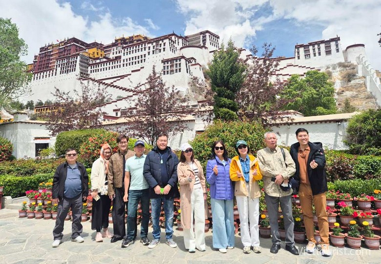 Đoàn khách cùng hướng dẫn viên chụp ảnh kỷ niệm trước Cung điện Potala