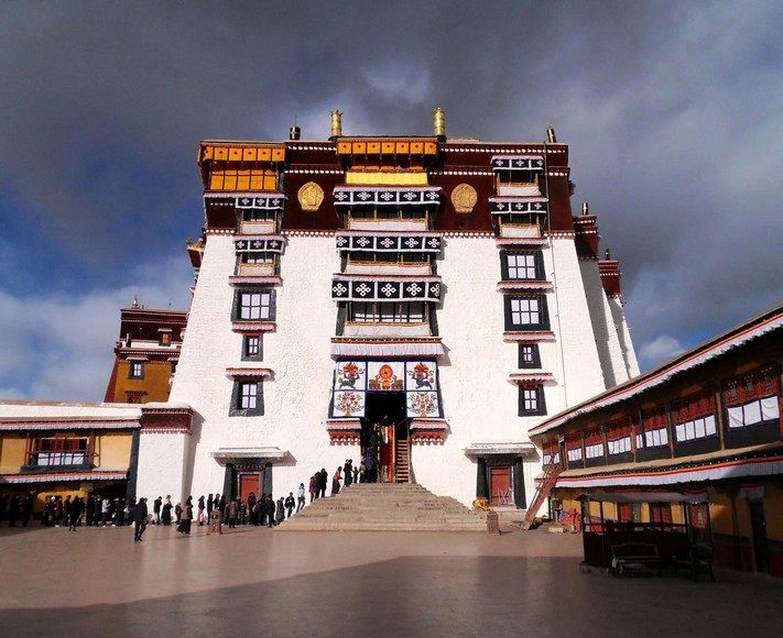 Đoàn khách cùng hướng dẫn viên trước Cung điện Potala ở Lhasa
